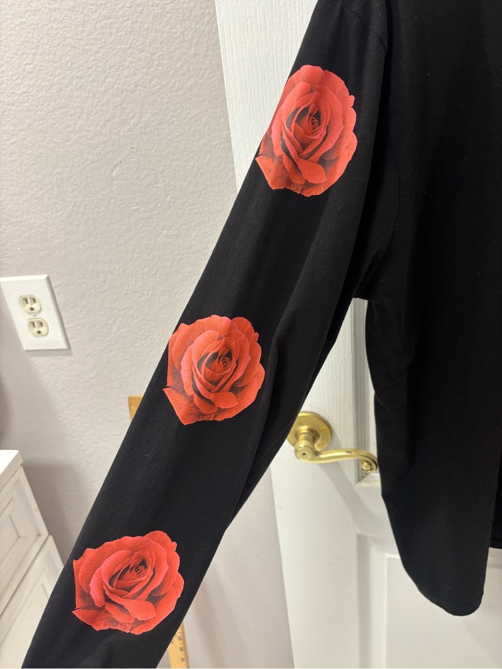 Official Selena Merch Graphic Black Long Sleeve Tee with Red Rose Sleeves XL - Picture 4 of 7